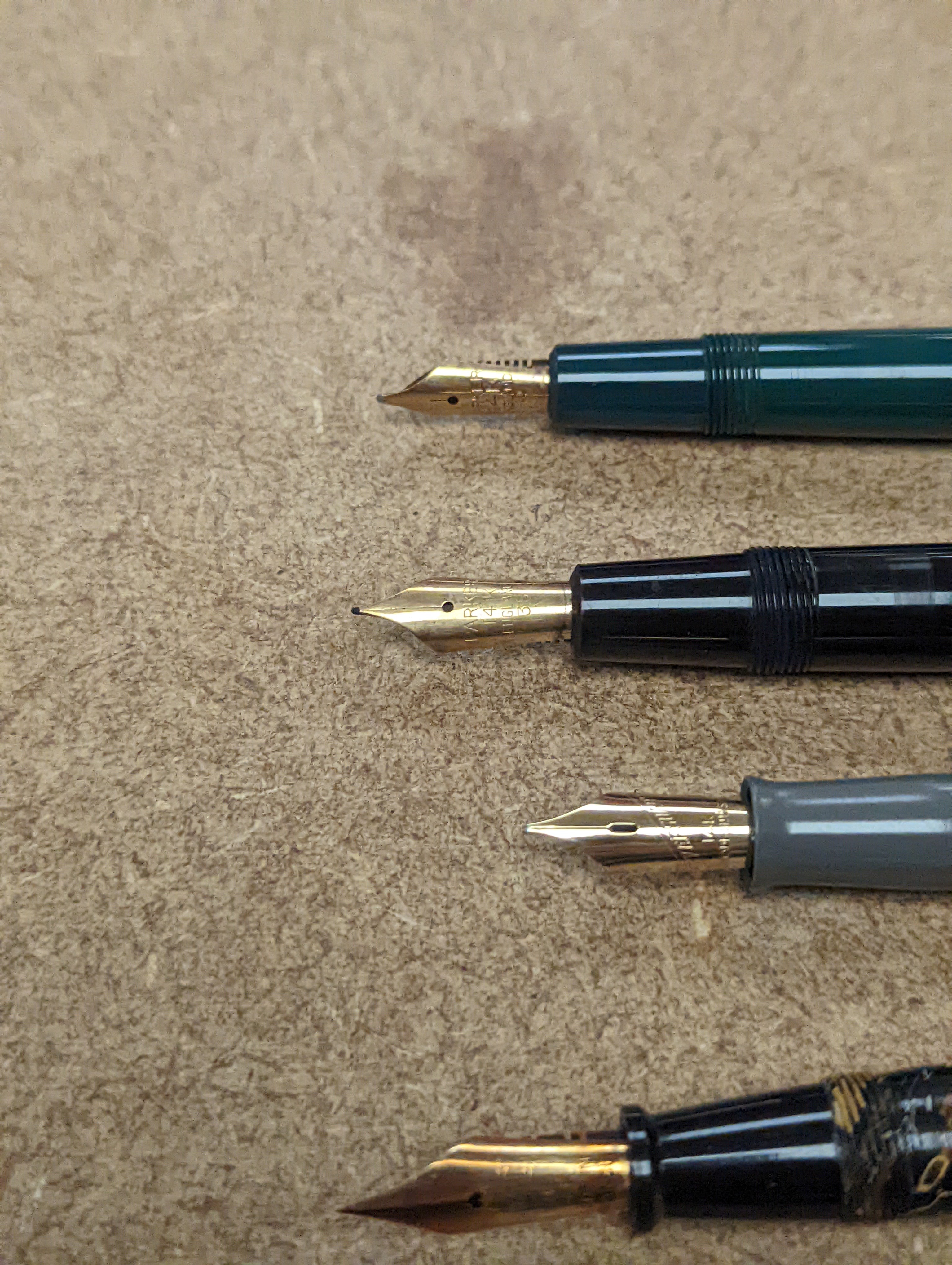 A quantity of fountain pens, 19 in total.